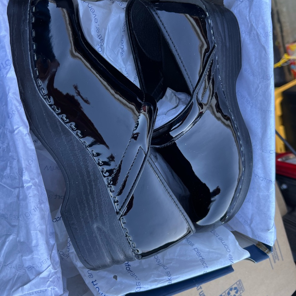Womens Black Patent Leather Shoes size 10 NWOT